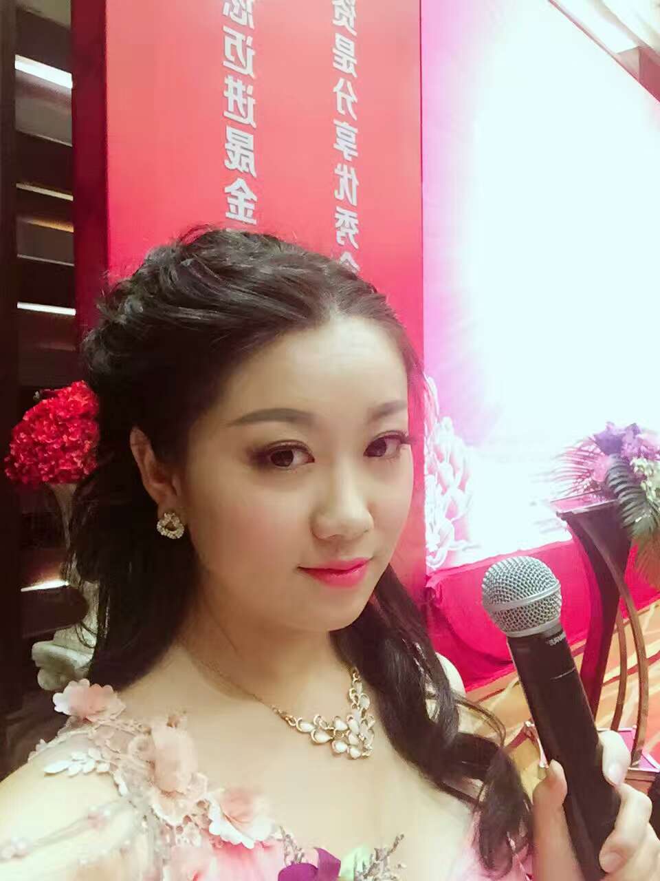 中英双语主持 大气优雅 ,幽默风趣 善于互动,把控全场 王柳联姻盛大