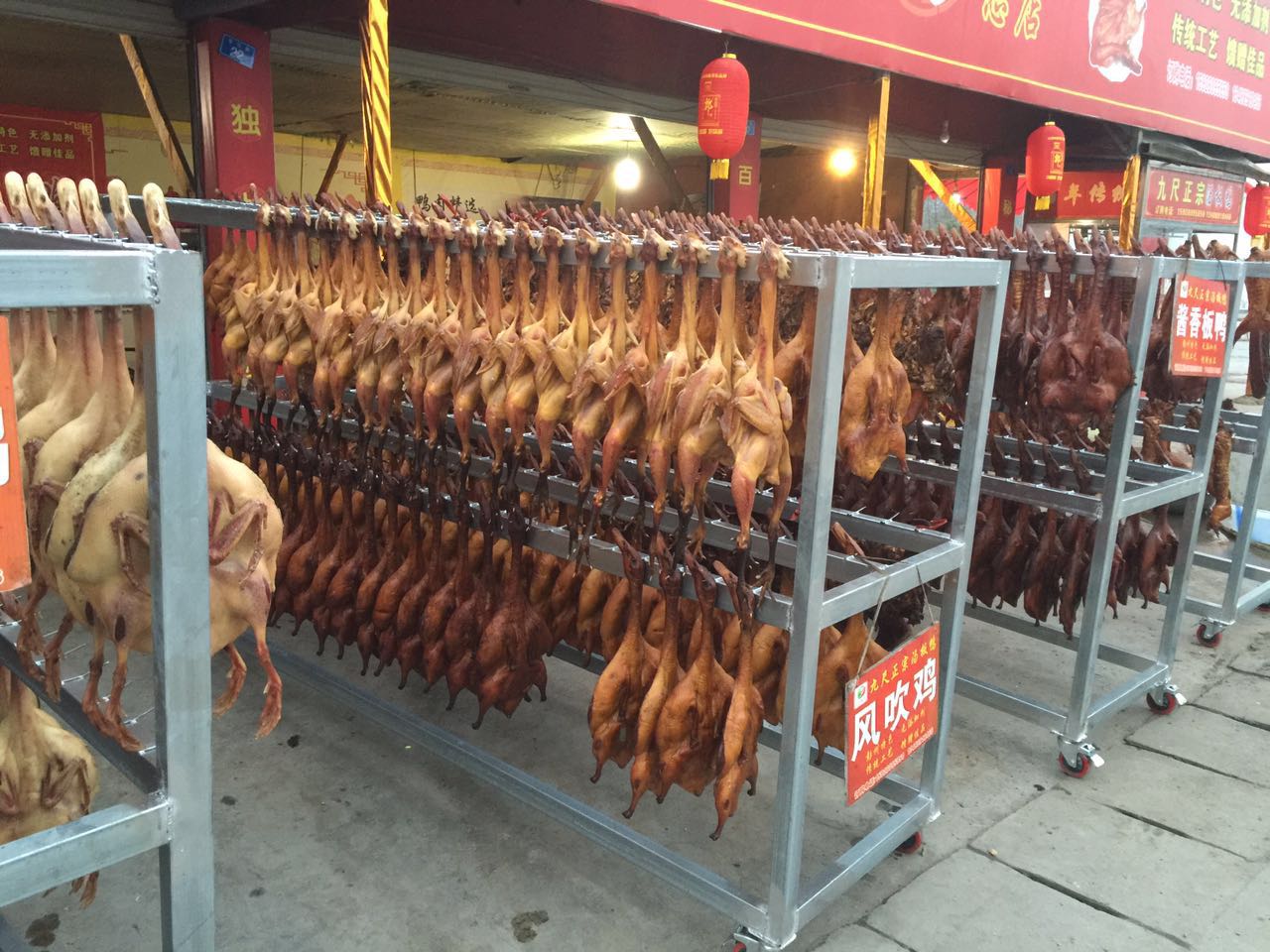 风吹鸡 选用本地跑山鸡,腌制风吹咸香味美,肉质爽口